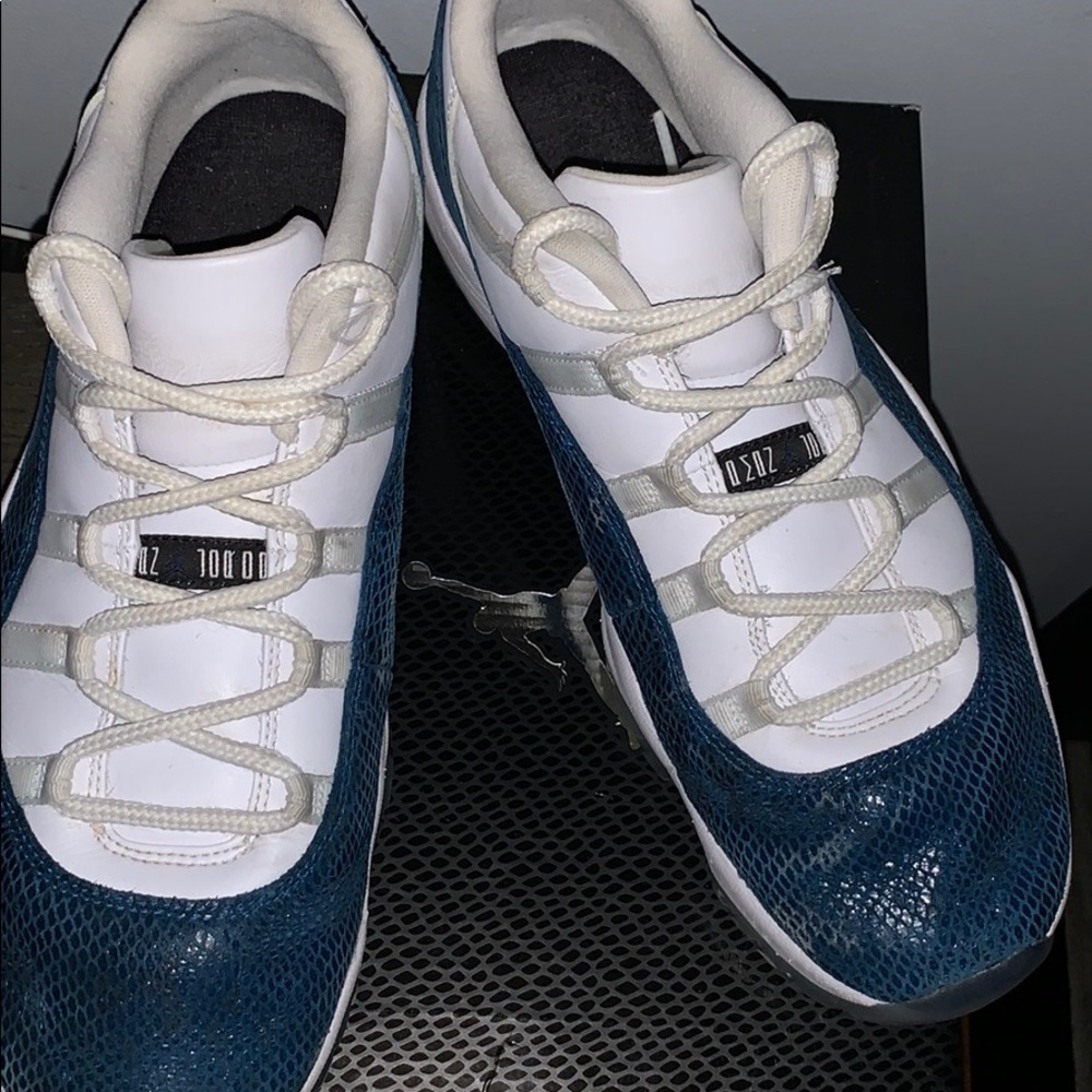 Jordan 11 retro low snake navy